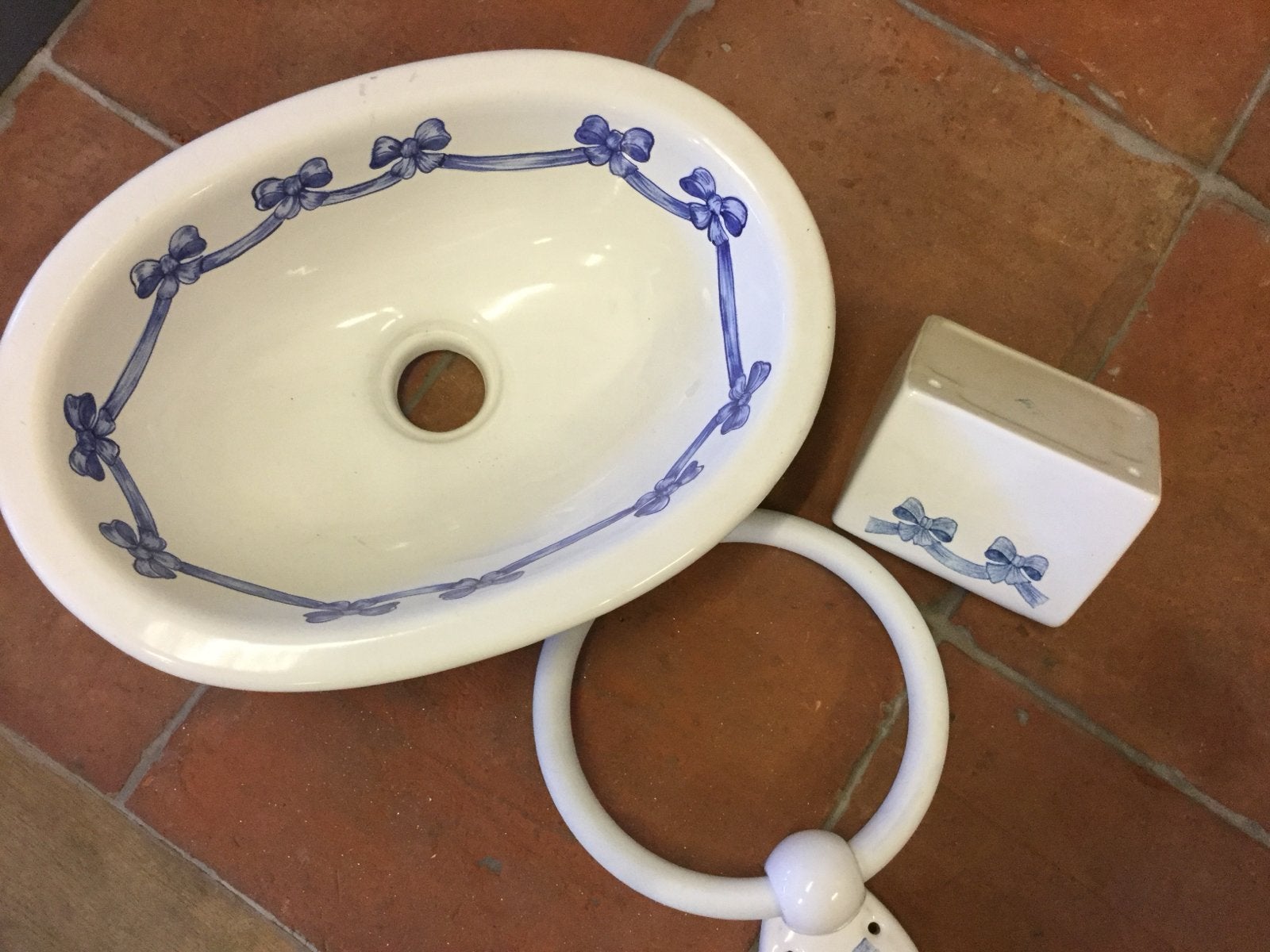 Wastafel met blauwe strikjes decoratie, Ophalen, Minder dan 50 cm, Nieuw, Minder dan 25 cm