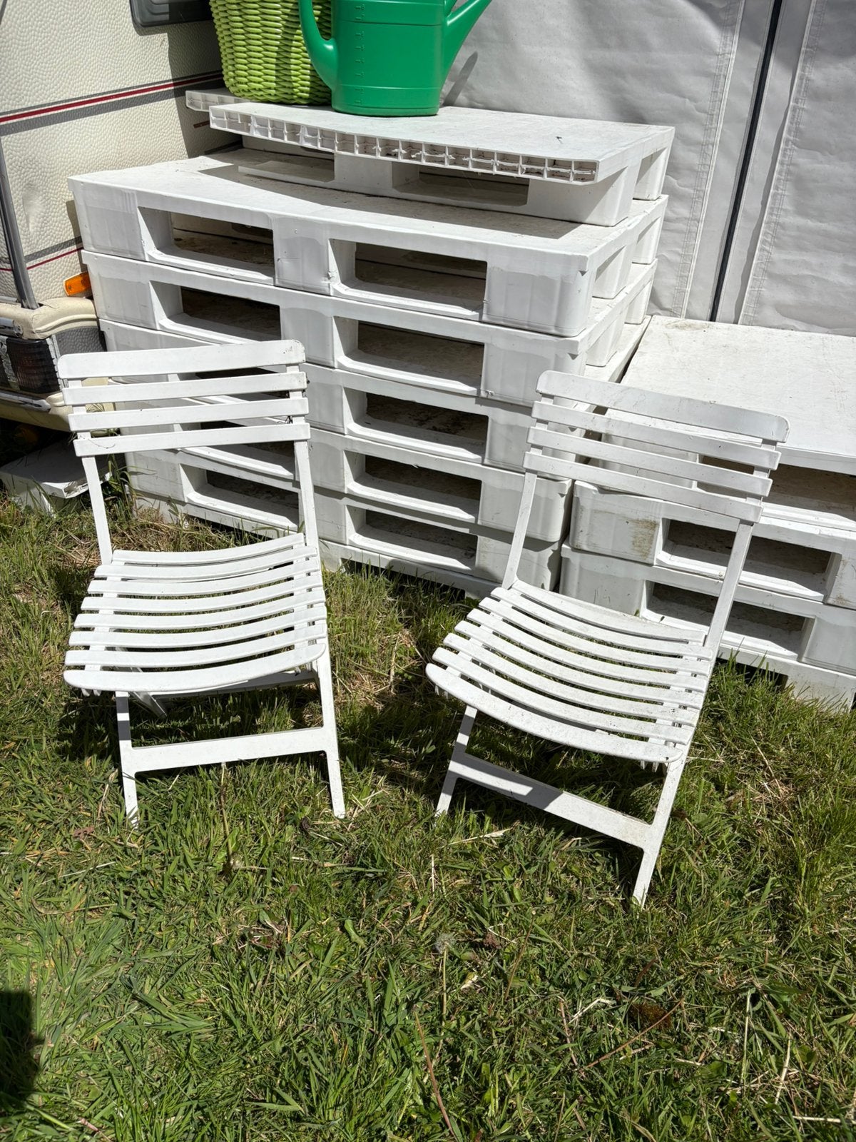 Twee witte kunststof opklapbare bistro stoelen, Tuin en Terras, Ophalen, Zo goed als nieuw, Kunststof, Inklapbaar