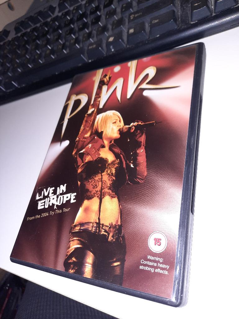 DVD P!NK – Live In Europe PINK, Alle leeftijden, Ophalen, Zo goed als nieuw