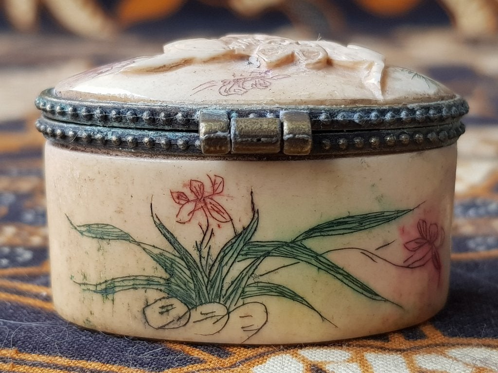 Oud Chinees pillendoosje van gesneden been en koper 4,4 cm., Wit, Gesneden, Natuurlijk materiaal, Doos