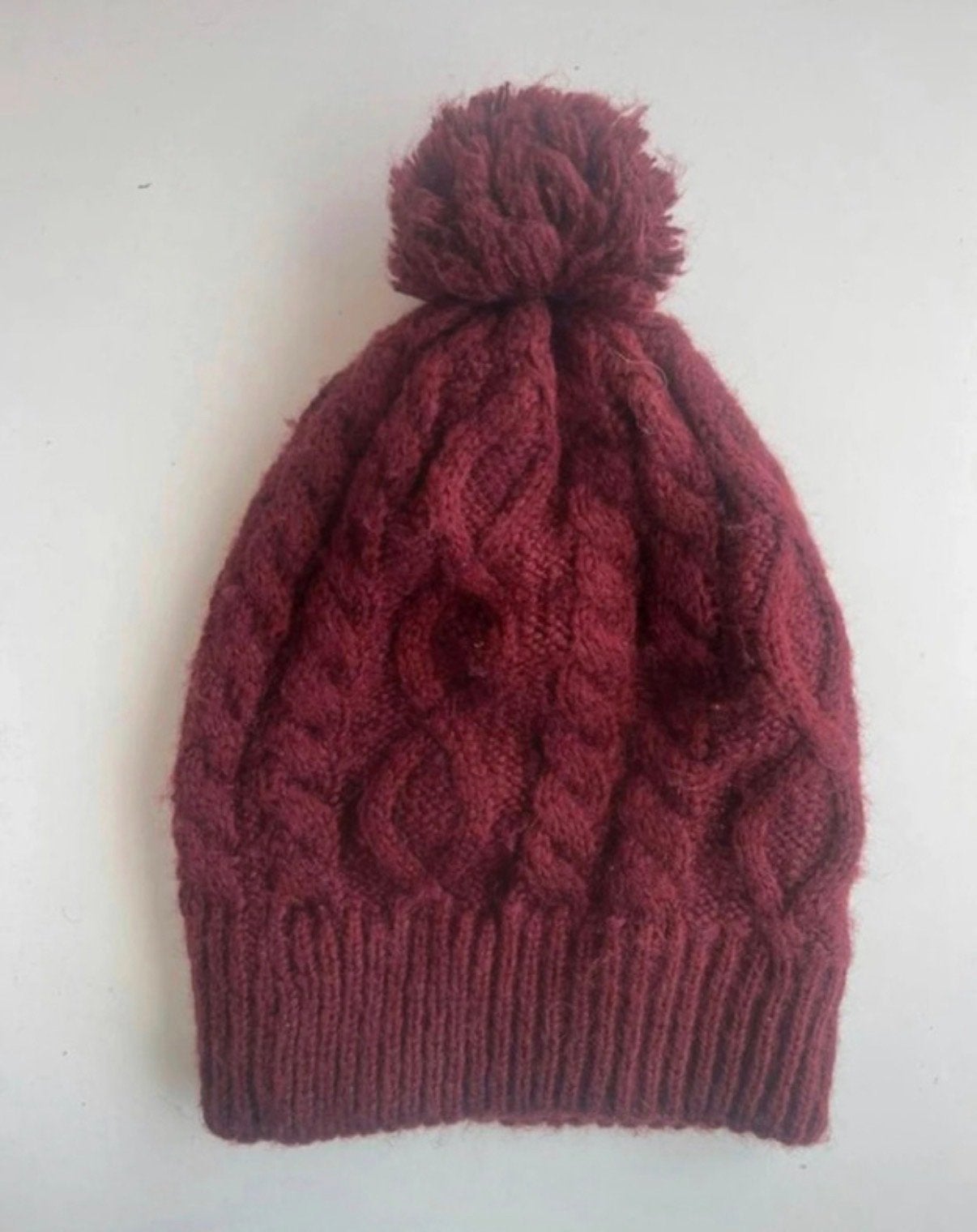 Bordeauxrode gebreide muts met pompon, Kleding | Dames, Ophalen of Verzenden, Zo goed als nieuw, One size fits all