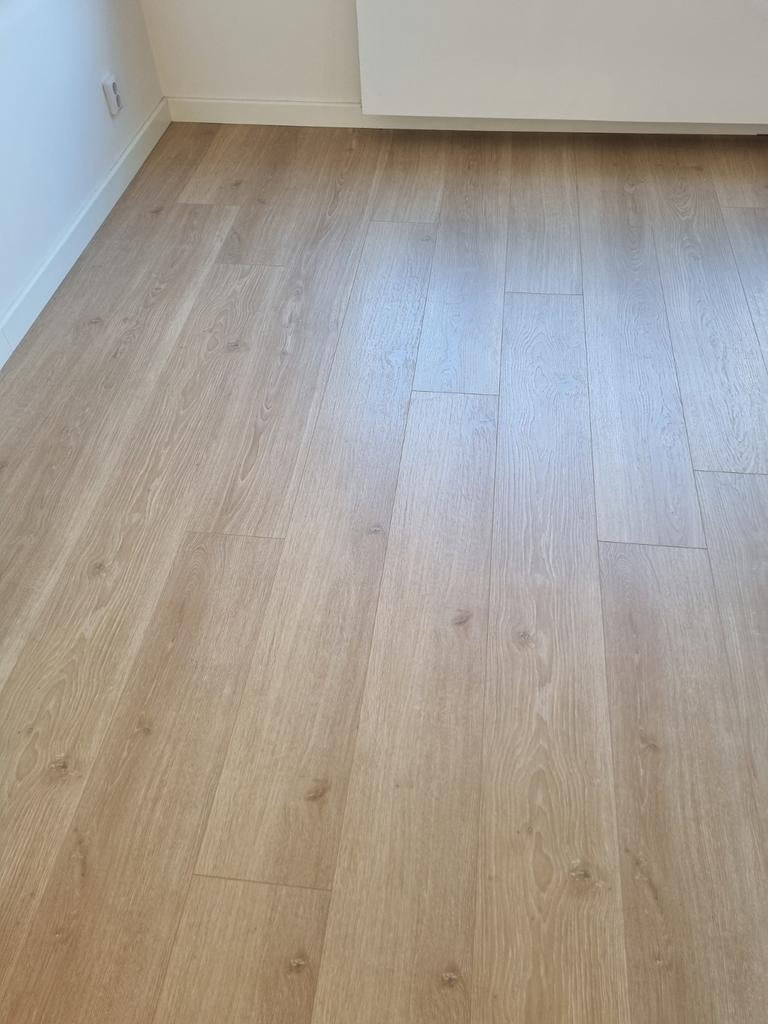 Eiken kliklaminaat met ondervloer en plinten gedemonteerd, Ophalen, 50 tot 150 cm, Zo goed als nieuw, 10 m² of meer