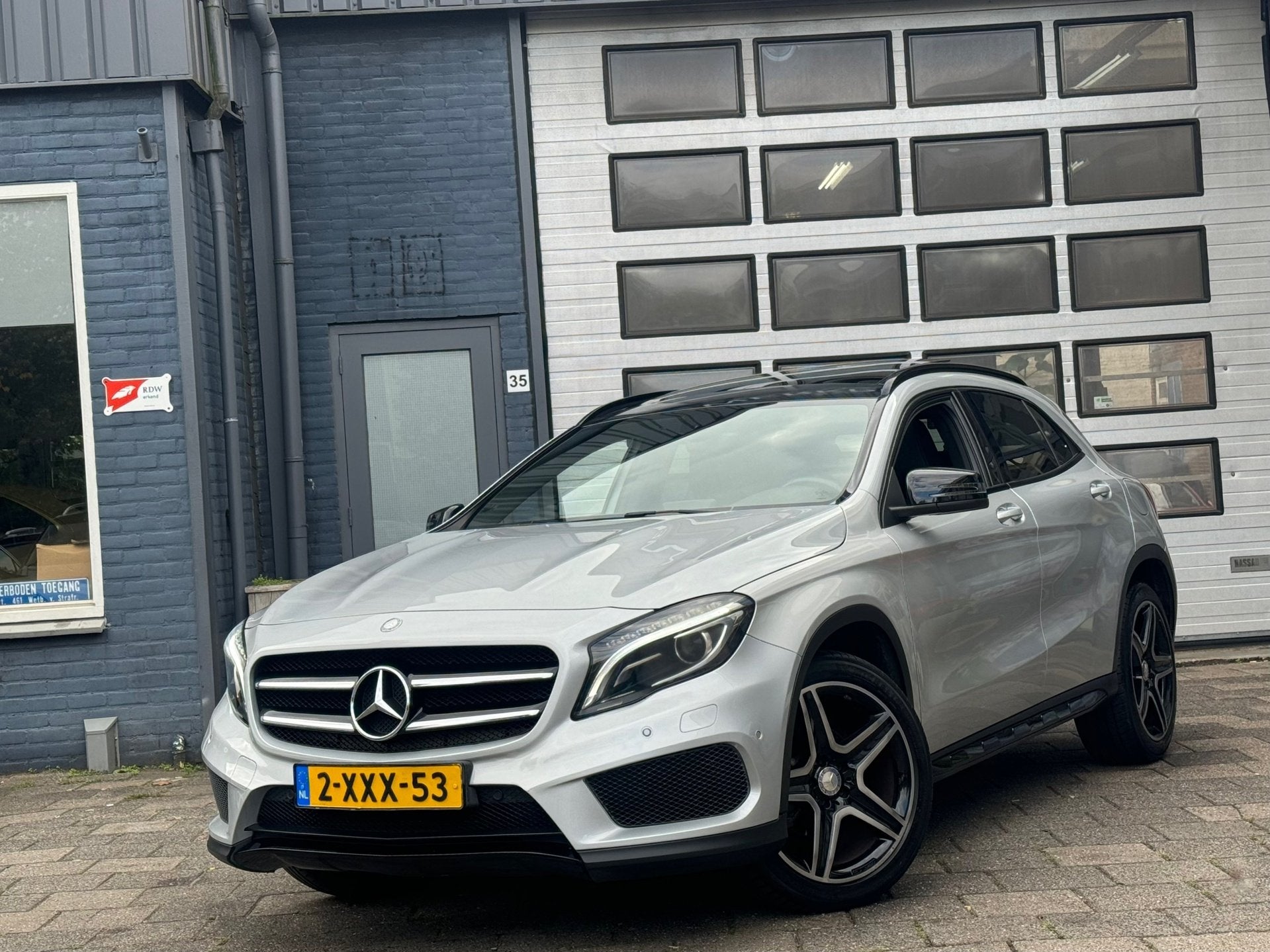 Mercedes-Benz GLA-klasse 200 Ambition | AMG | Camera | Pano, Auto's, Gebruikt, Euro 6, 715 kg, Bedrijf