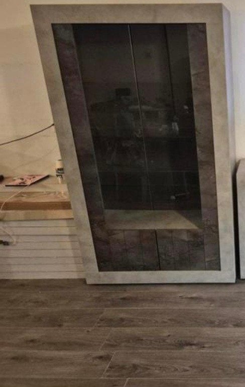 Moderne vitrinekast met glazen deuren en opbergruimte, Ophalen, Gebruikt, Glas, 50 tot 100 cm