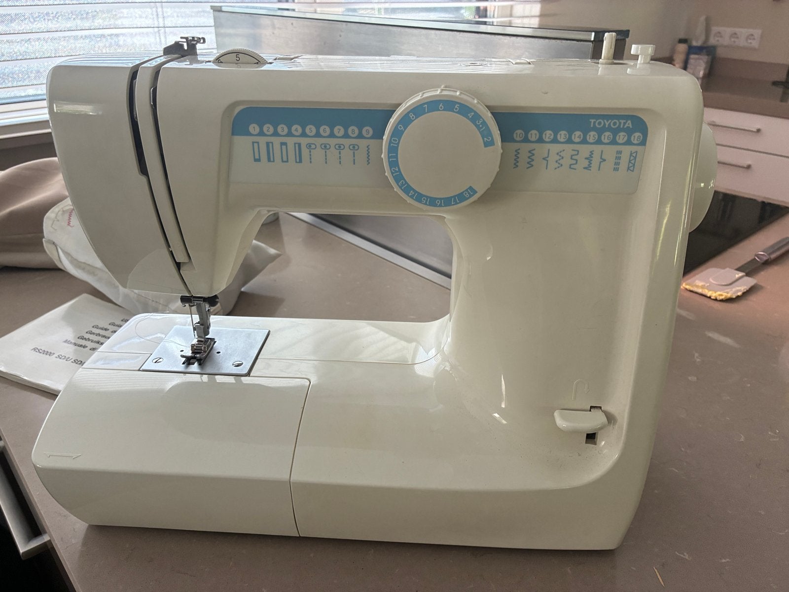 Toyota RS2000 CB Serie Naaimachine, Ophalen, Zo goed als nieuw, Naaimachine, Overige merken