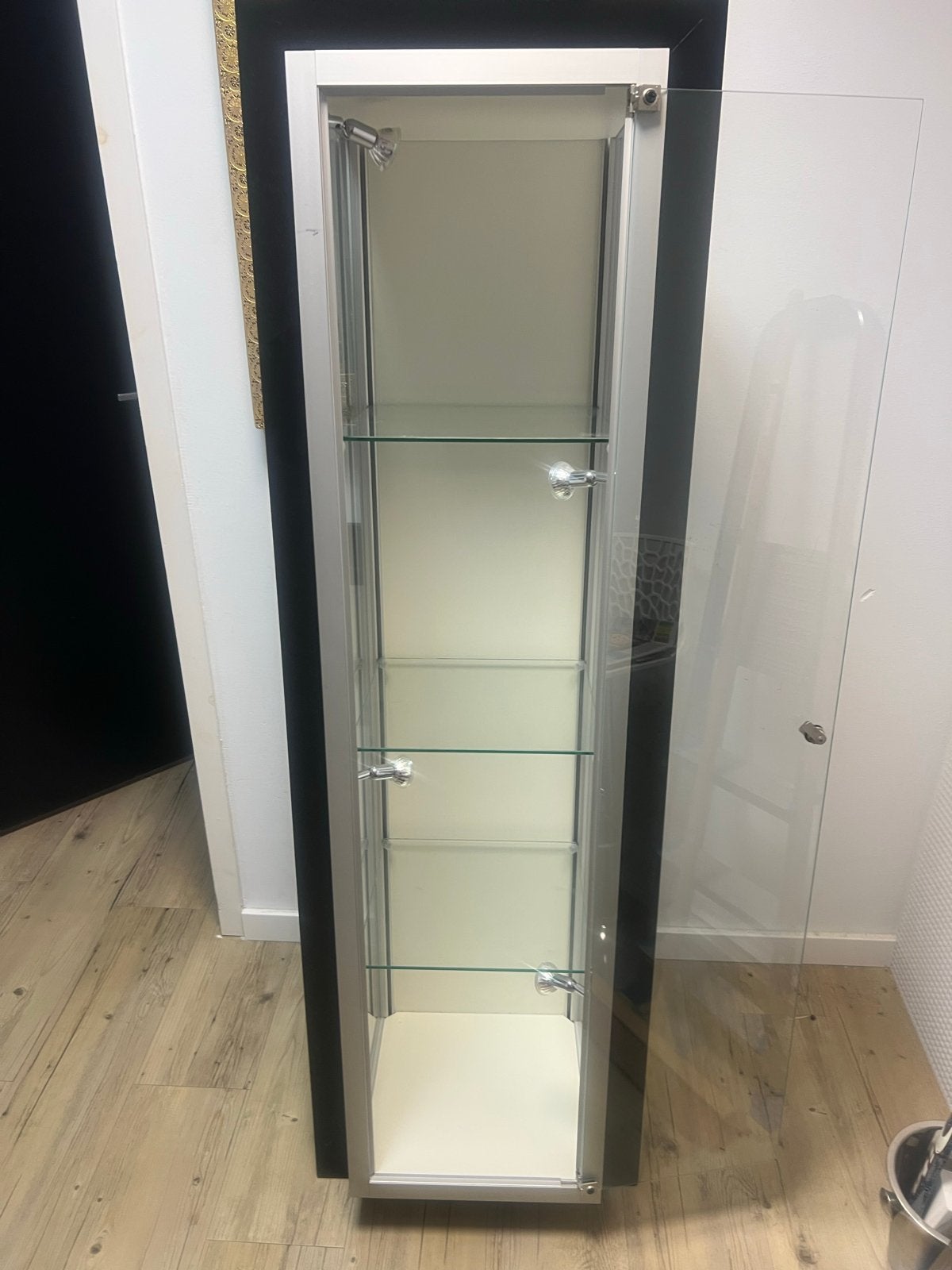 Glazen vitrinekast met verlichting en glazen planken, Ophalen, Minder dan 50 cm, Gebruikt, Glas