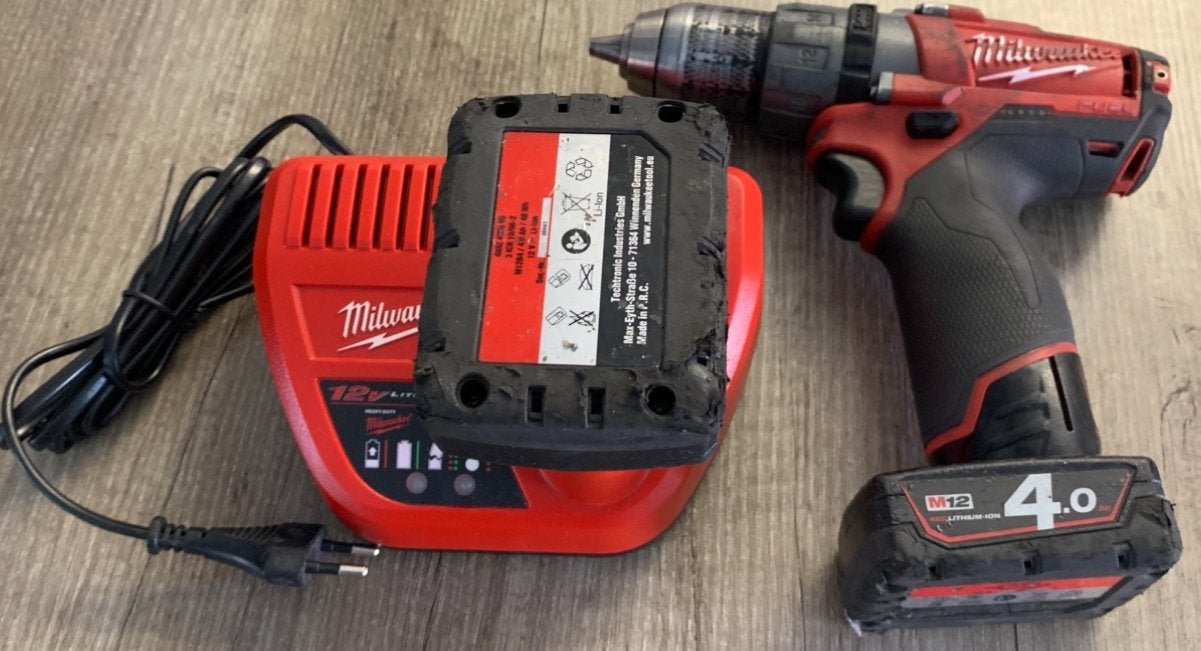 Milwaukee M12 Boor-/Schroefmachine met Accu en Lader, Gebruikt, Variabele snelheid, Ophalen of Verzenden, Boor- en Schroefmachine