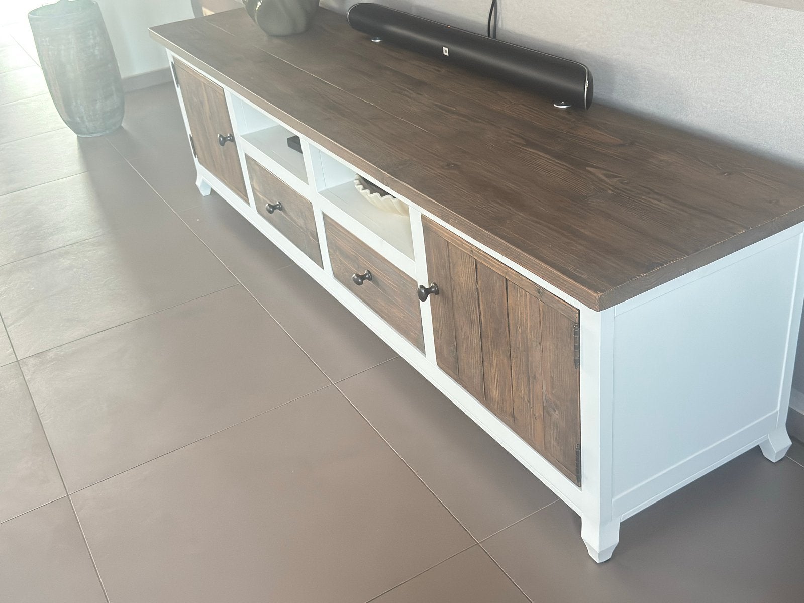 Foto 3 van Prachtige landelijke TV-kast – wit met walnootkleurig hout