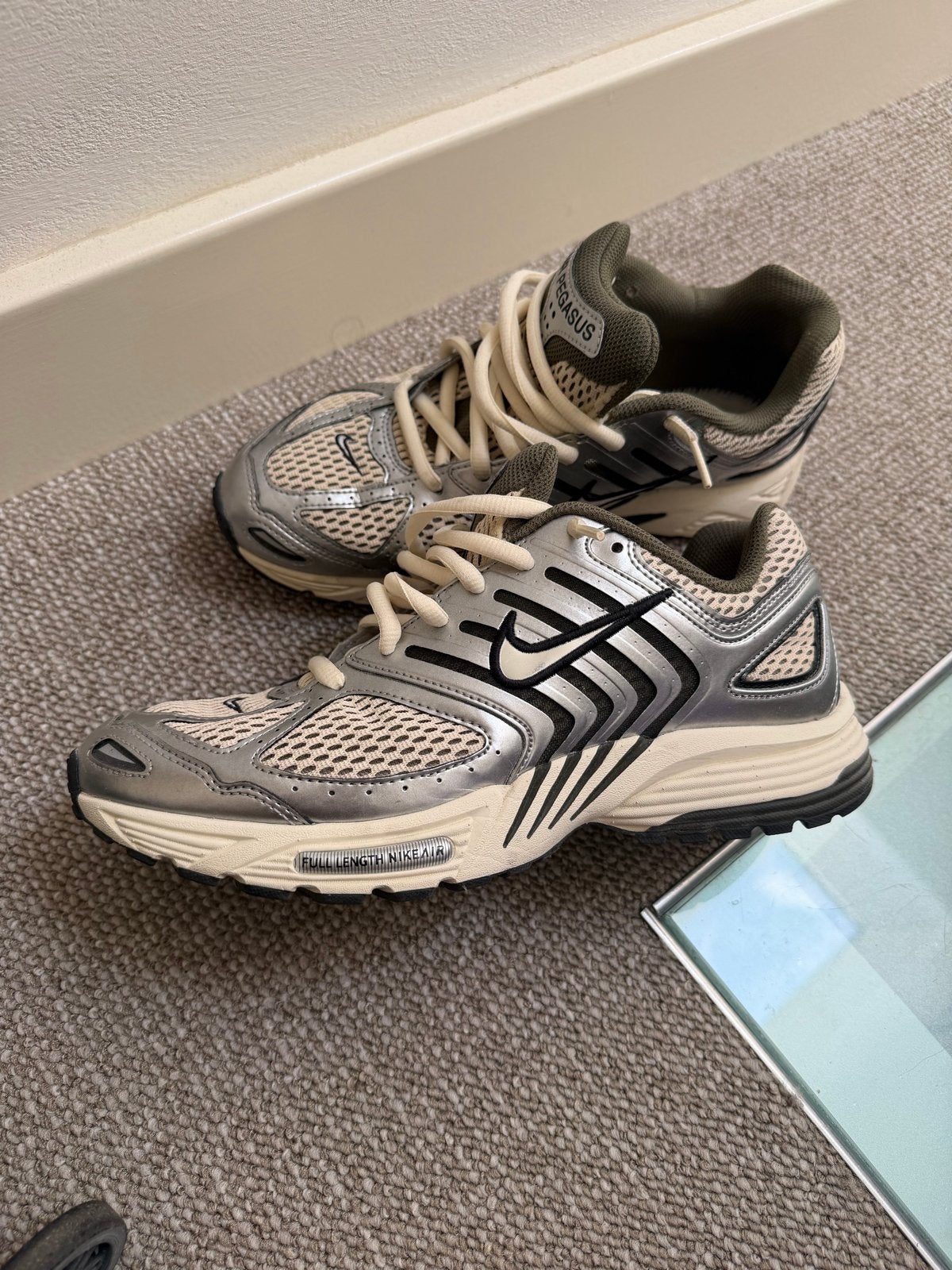 Nike Air Pegasus 2005 - Zilver/Beige Sneakers, Ophalen of Verzenden, Zo goed als nieuw, Overige kleuren, Sneakers of Gympen