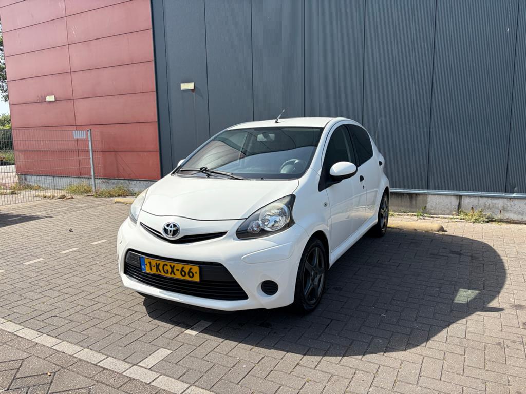 Toyota Aygo 1.0 12V Vvt-i 5DRS 2012 Wit |Airco|Reservewiel, Auto's, Voorwielaandrijving, Zwart, 4 stoelen, Handgeschakeld