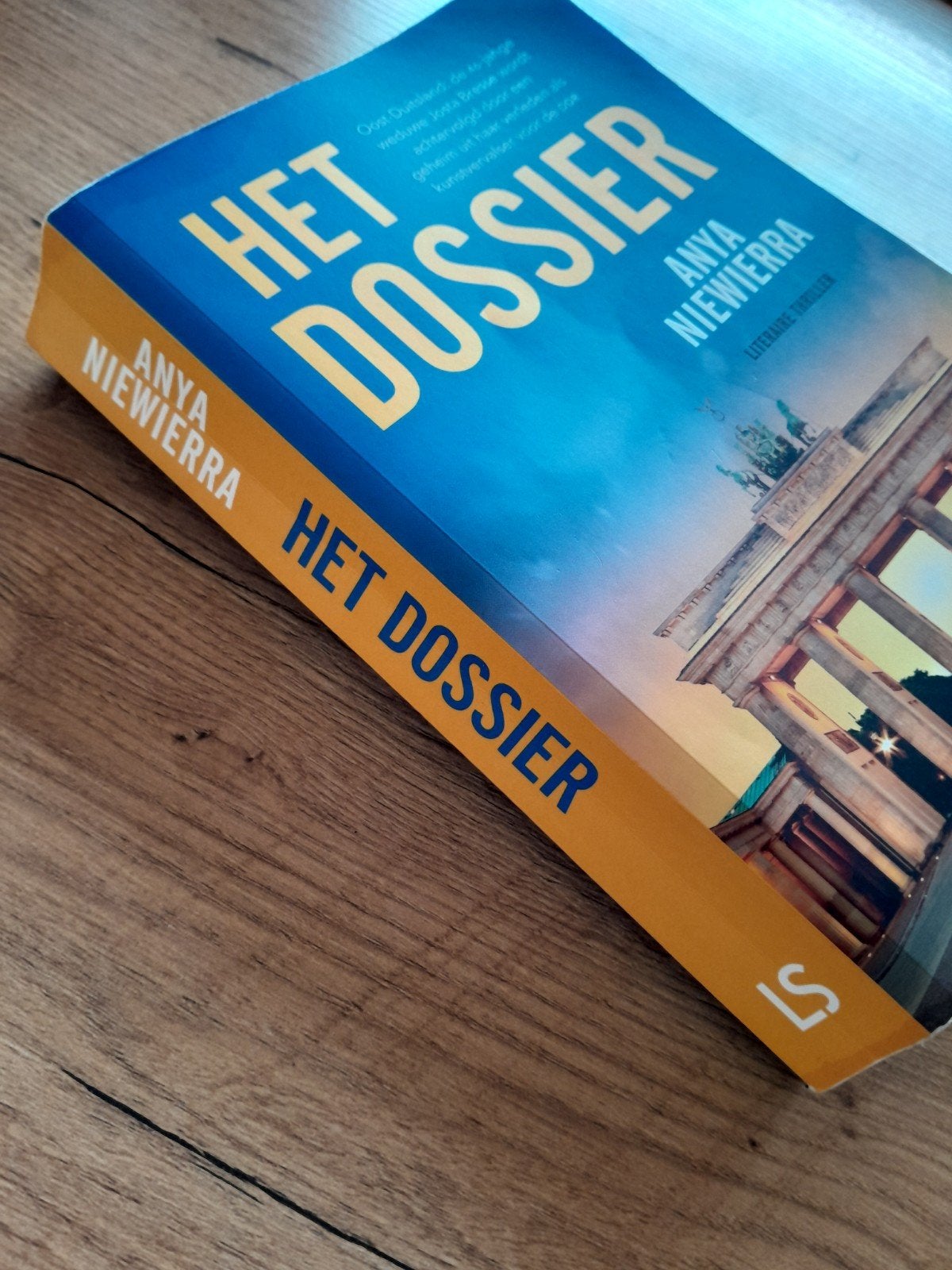 Anya Niewierra - Het dossier, Ophalen of Verzenden, Gelezen, Anya Niewierra
