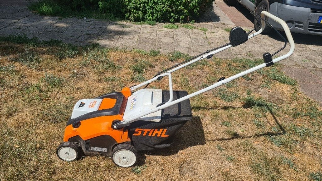 STIHL RLA 240 Verticuteermachine + accu + lader, Ophalen, Zo goed als nieuw, Accu, Stihl