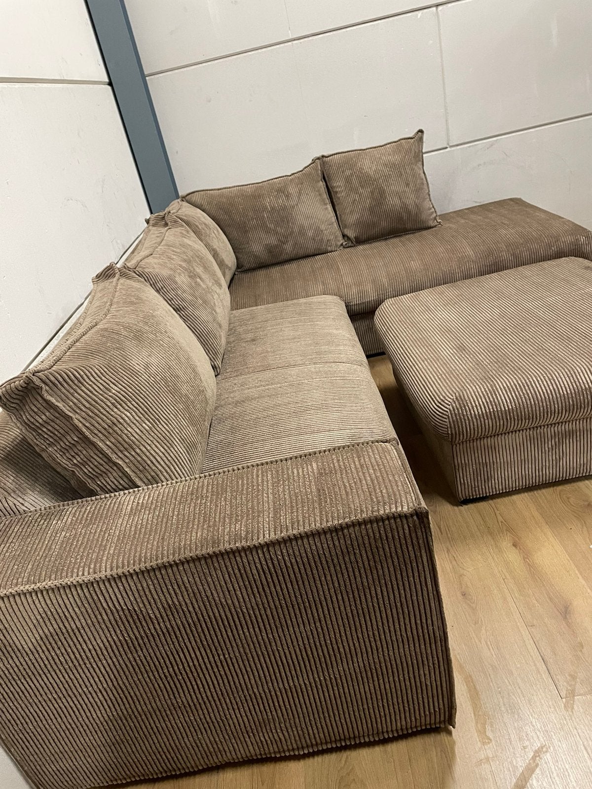 Mooie taupe bruine ribstof hoekbank met hocker GEREINIGD!!!, Ophalen, 250 tot 300 cm, Luxe, Hoekbank