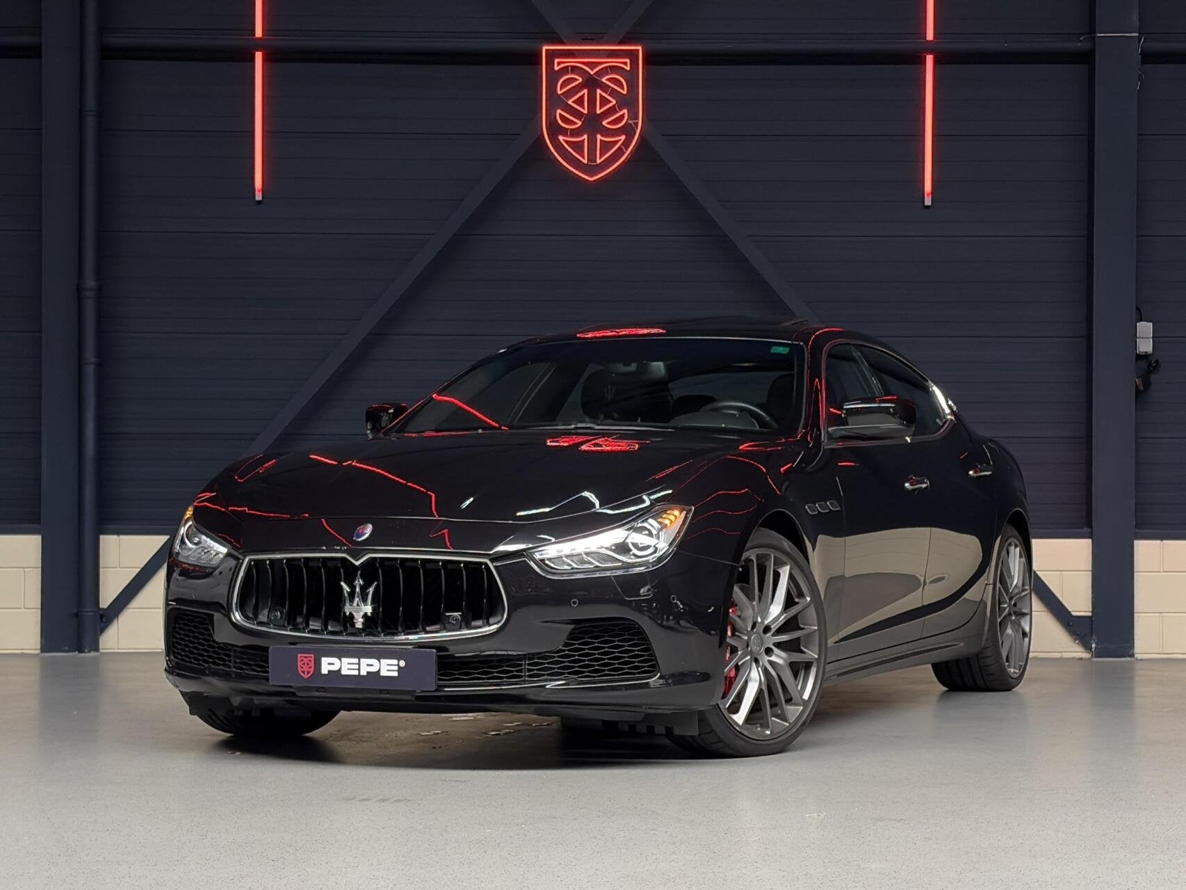 Maserati Ghibli 3.0 S Q4 |PANO|H&K|CARBON|MEM.|STOELVERW.|21, Auto's, Maserati, Automaat, Gebruikt, Zwart, Vierwielaandrijving