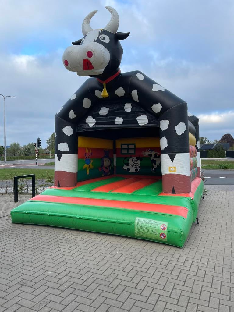 Super leuk en mooi springkussen koe  te huur, Hobby en Vrije tijd, Feestartikelen | Verhuur, Ophalen, Zo goed als nieuw, Overige