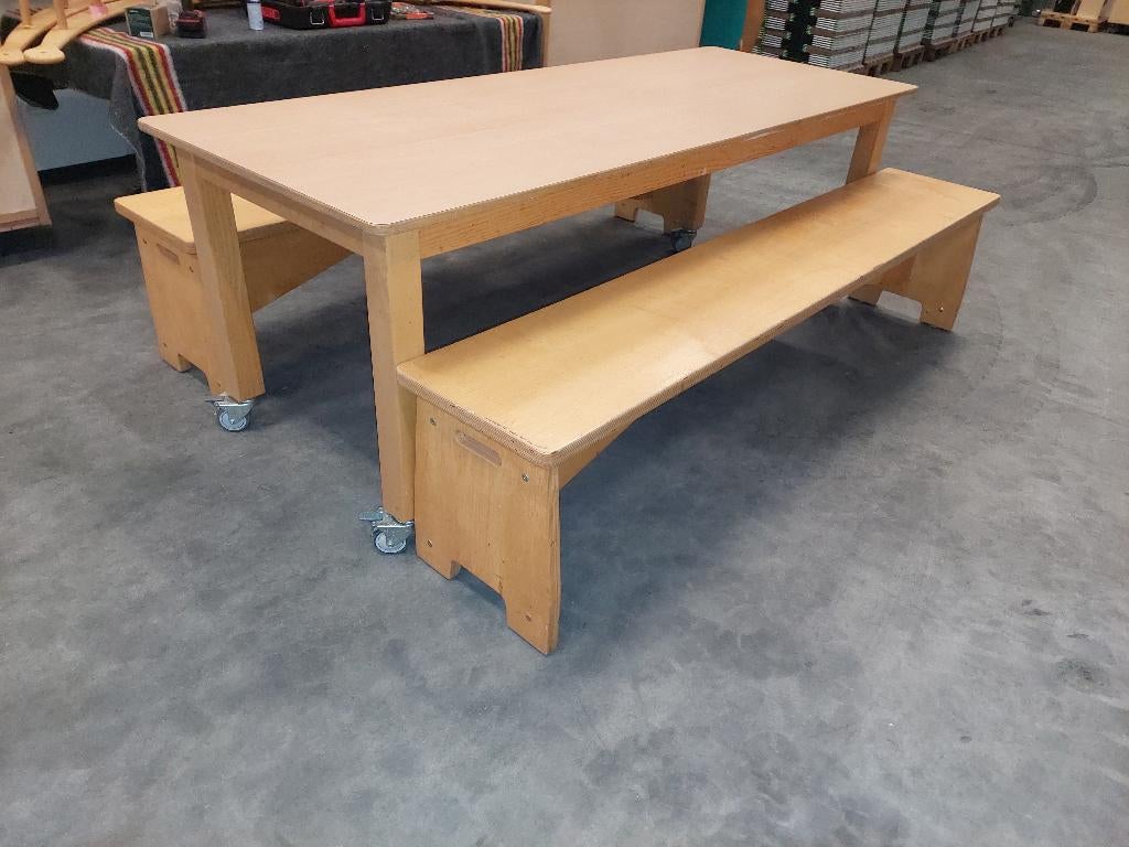 Heutink BSO-set: verrijdbare tafel met 2 Kids-F banken, Kinderen en Baby's, Kinderkamer | Tafels en Stoelen, Zo goed als nieuw