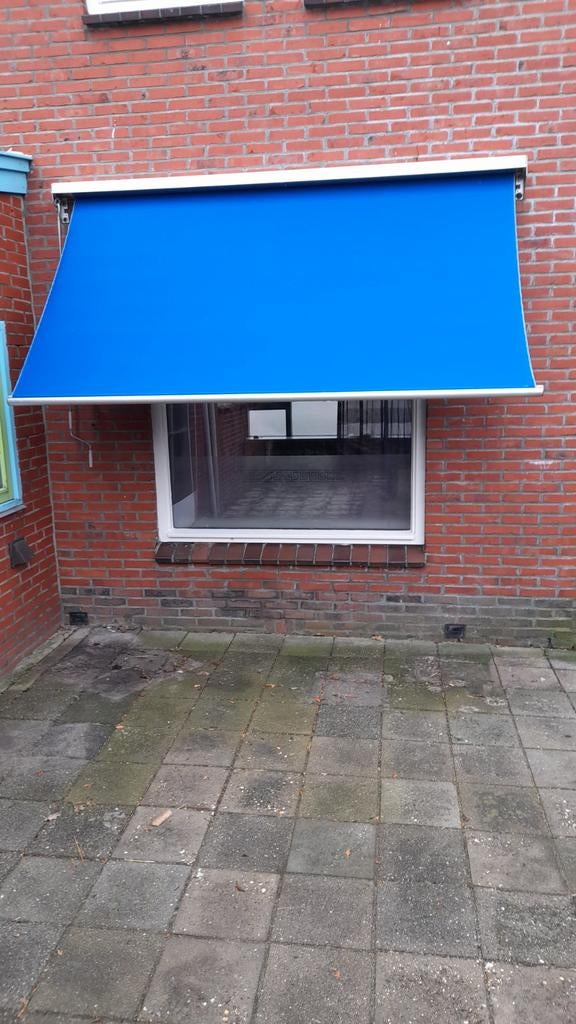 Te koop. Twee zonneschermen. Kleur blauw., Minder dan 150 cm, Ophalen, Knikarmscherm
