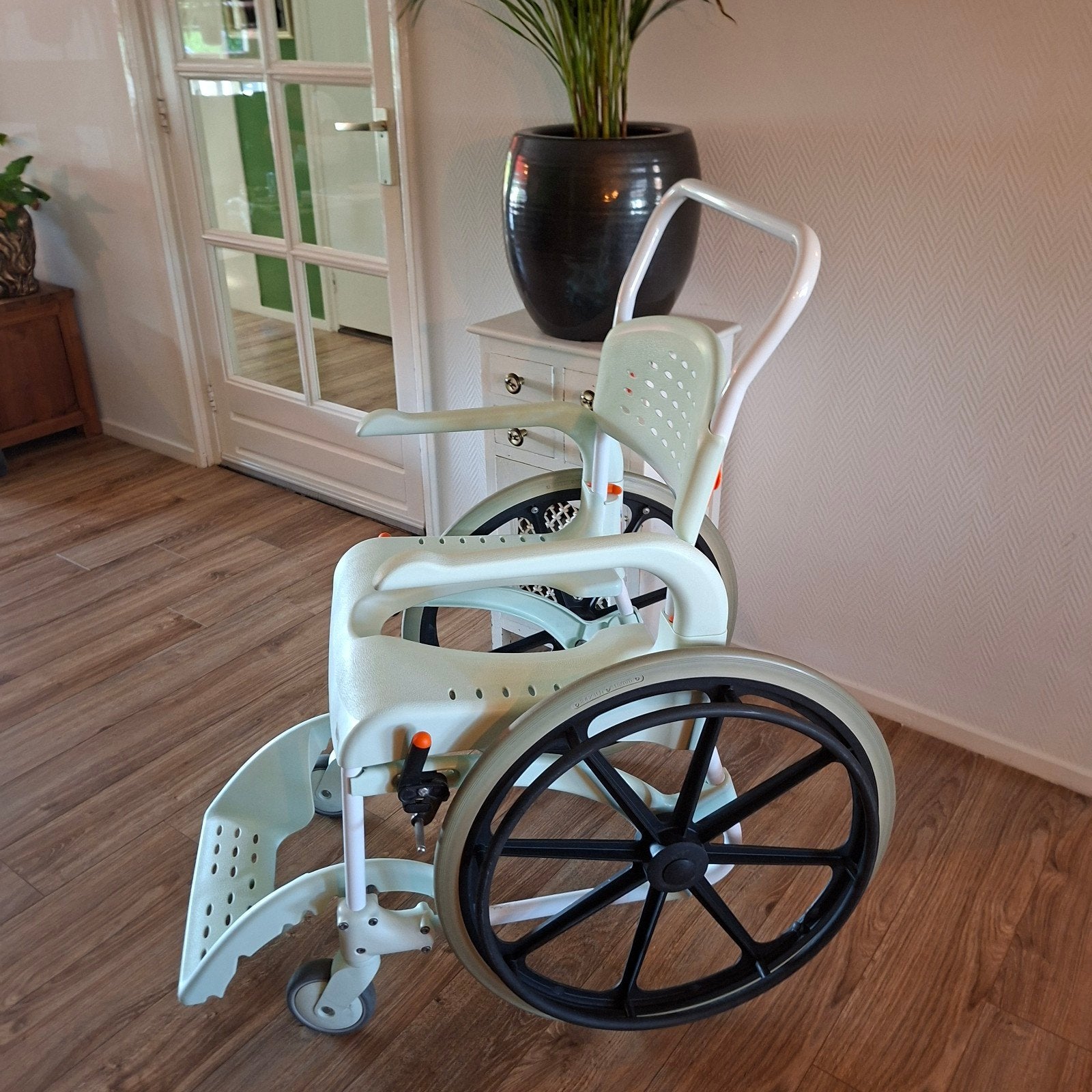 Etac Clean 24" toilet- en doucherolstoel, Diversen, Rolstoelen, Ophalen, Handbewogen rolstoel