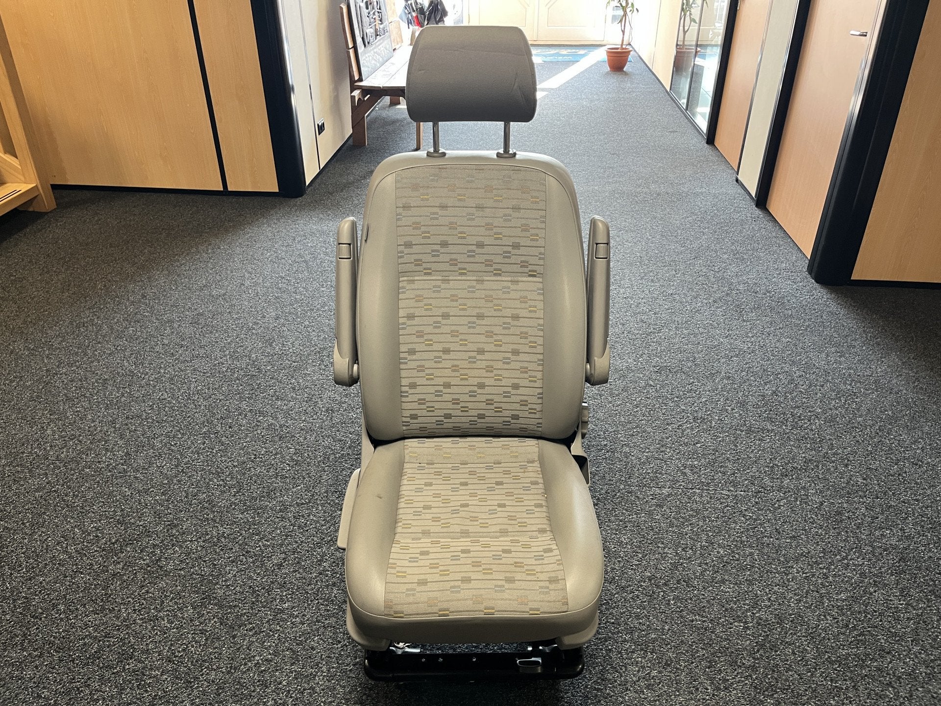 bijrijders stoel Volkswagen Transporter Passagiersstoel Comf, Dani Autobedrijven B.V., Gebruikt, Verkoop@daniautomobielen.nl, Ootmarsumseweg 110
7665SE  ALBERGEN, NL