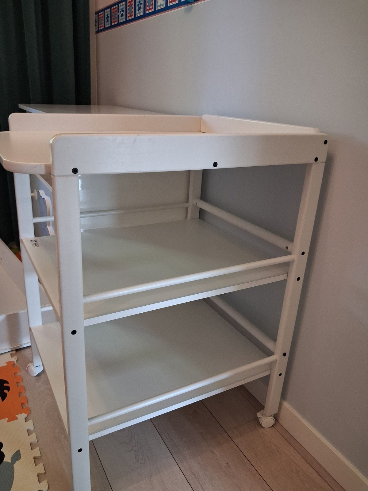 Witte commode met opstaande rand en wieltjes, Ophalen, Gebruikt, 50 tot 70 cm, 75 tot 100 cm