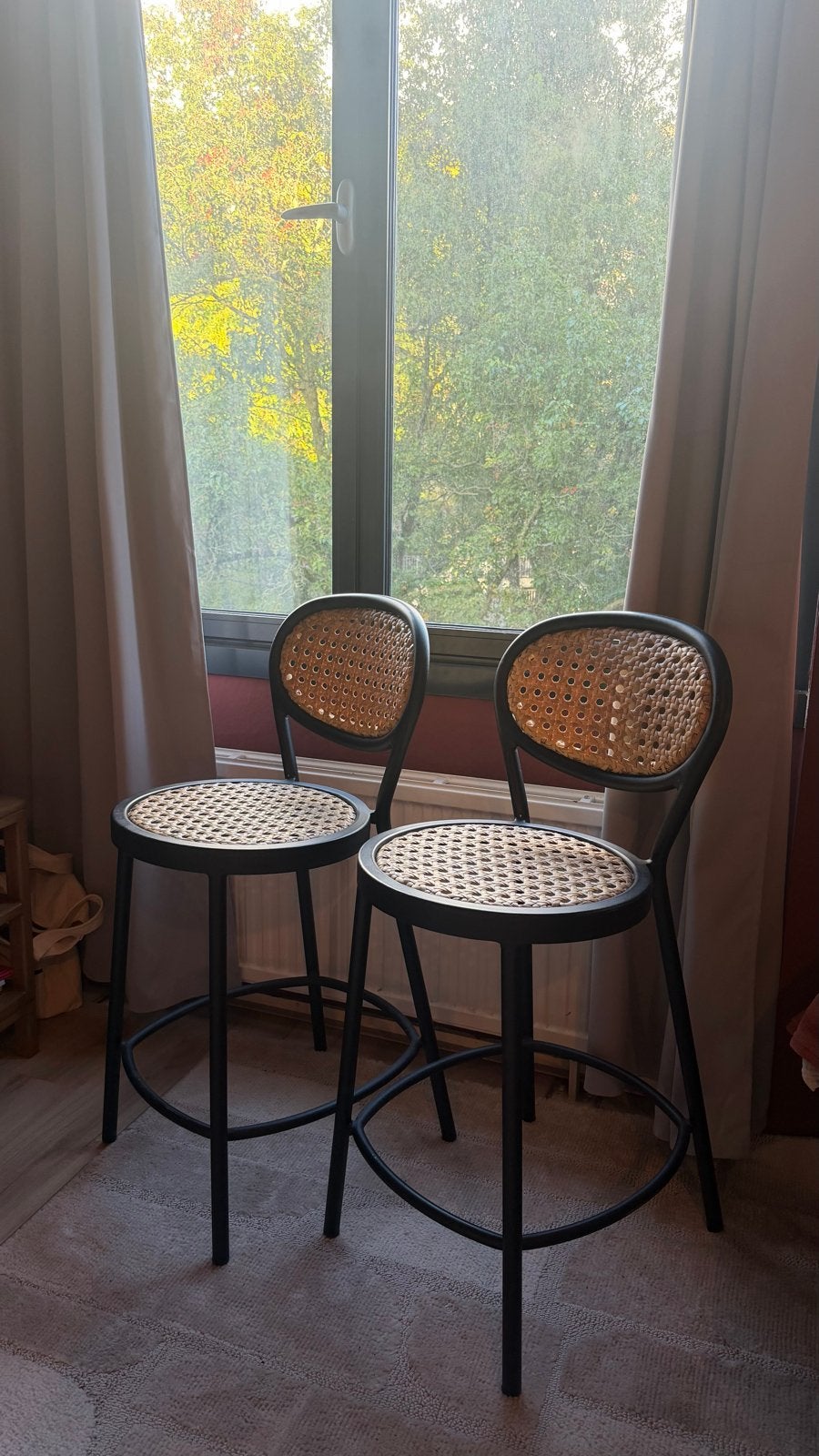 Set van 2 Satelliet barkrukken met rotan zitting, Huis en Inrichting, Ophalen, Gebruikt, Met voetsteun, 90 cm of meer