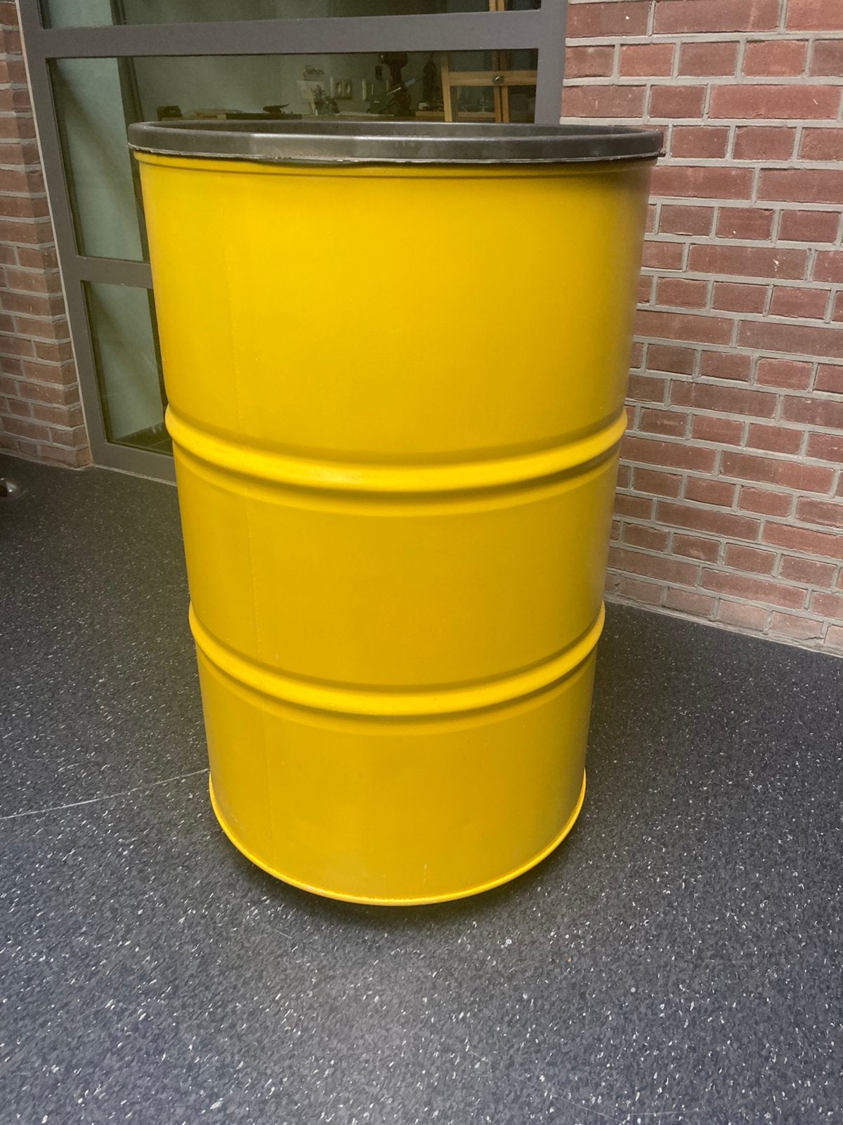 geel olievat op zwenkwielen, Ophalen, Gebruikt, Rond, Metaal