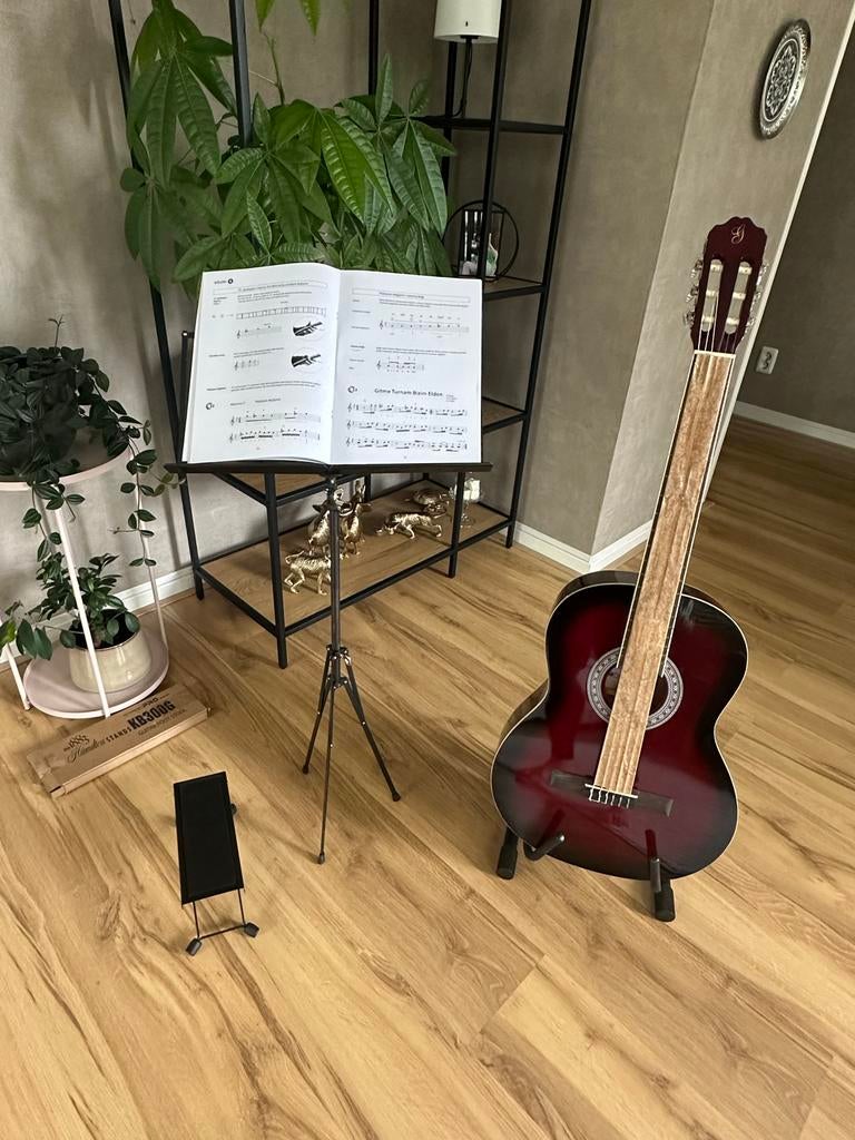 Complete set: Klassieke gitaar met standaard en bladmuziek, Muziek en Instrumenten, Snaarinstrumenten | Gitaren | Bas, Ophalen