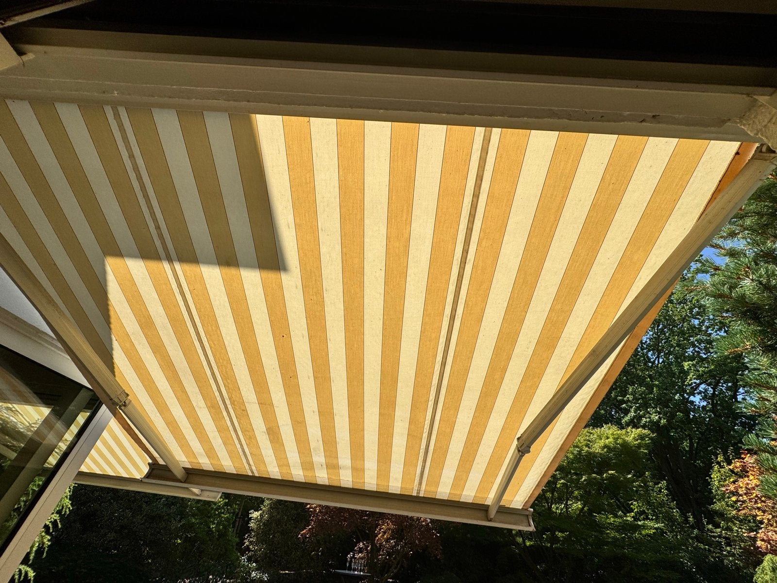 Elektrisch knikarmscherm, geel/wit, gesloten cassette, Ophalen, Gebruikt, Elektrisch, 150 tot 300 cm