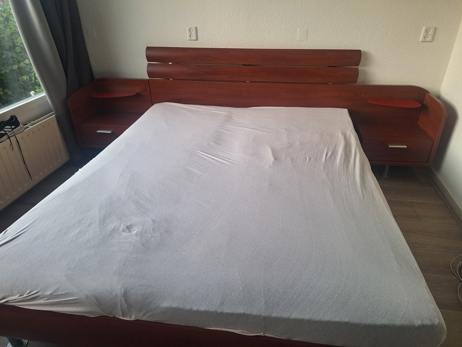 Gratis tweepersoonsbed met twee matrassen, Huis en Inrichting, Gebruikt, Bruin, Tweepersoons, Ophalen of Verzenden
