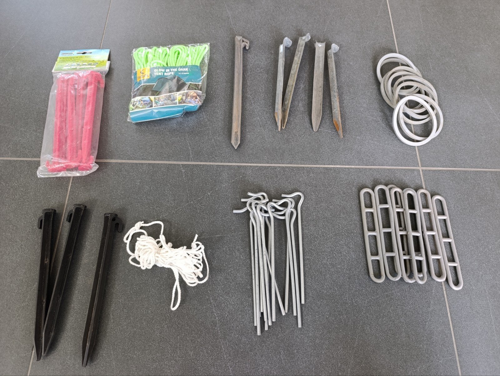 Kampeeraccessoires Haringen, scheerlijnen, elastieken, lader, Ophalen of Verzenden, Zo goed als nieuw