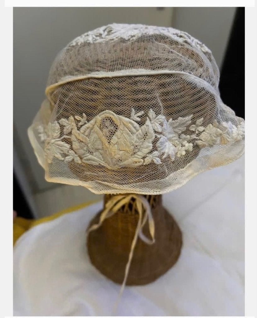 Antiek mutsje bonnet, zeer oud, veel kant en borduurwerk, Ophalen of Verzenden