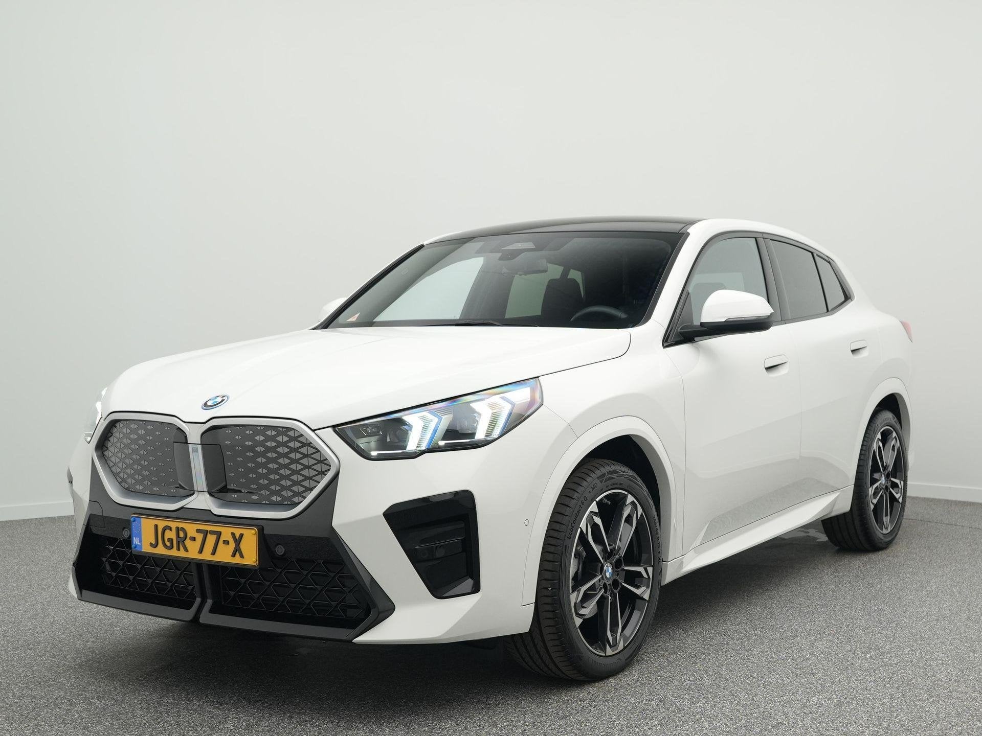 BMW iX2 eDrive20 M Sport | 67 kWh | Camera | 21'' Lichtmetaa, Auto's, Wit, 204 pk, SUV of Terreinwagen, Te koop