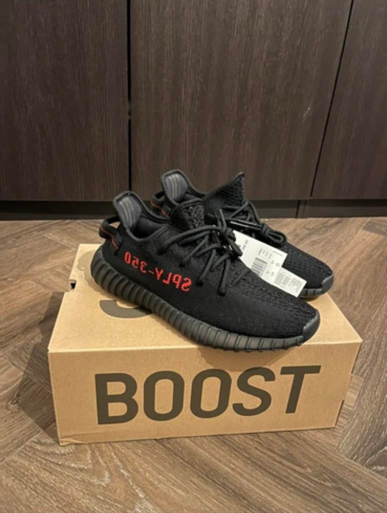 Adidas Yeezy Boost 350 V2 'Black Red' - Maat 42 2/3, Ophalen of Verzenden, Zo goed als nieuw, Zwart, Sneakers of Gympen