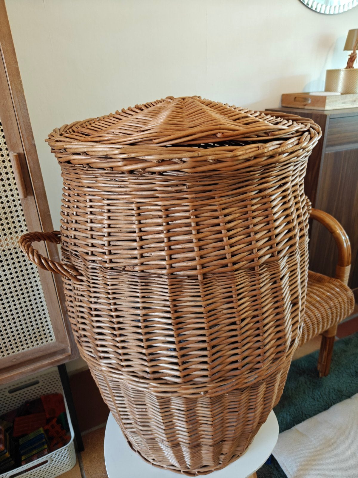 rotan wasmand met deksel ongeveer 70 hoog, Huis en Inrichting, Woonaccessoires | Schalen en Manden, Ophalen, Gebruikt, Rechthoekig