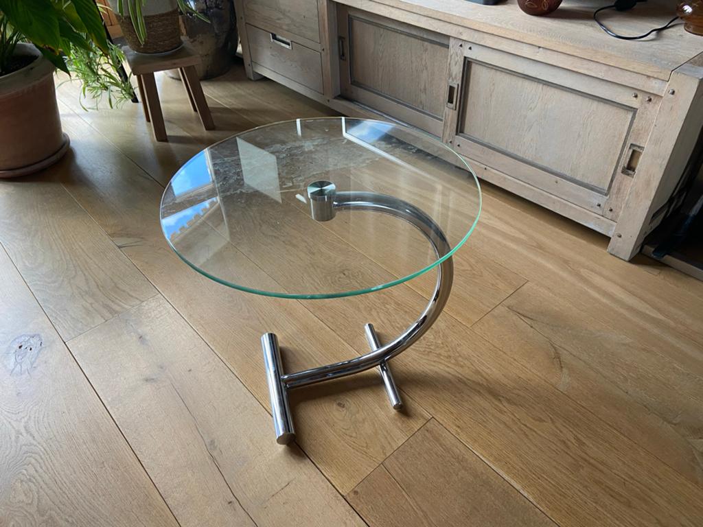 Set van 2 glazen bijzettafels/nachtkastjes met chroom voet, Huis en Inrichting, Tafels | Salontafels, Zo goed als nieuw, Minder dan 50 cm