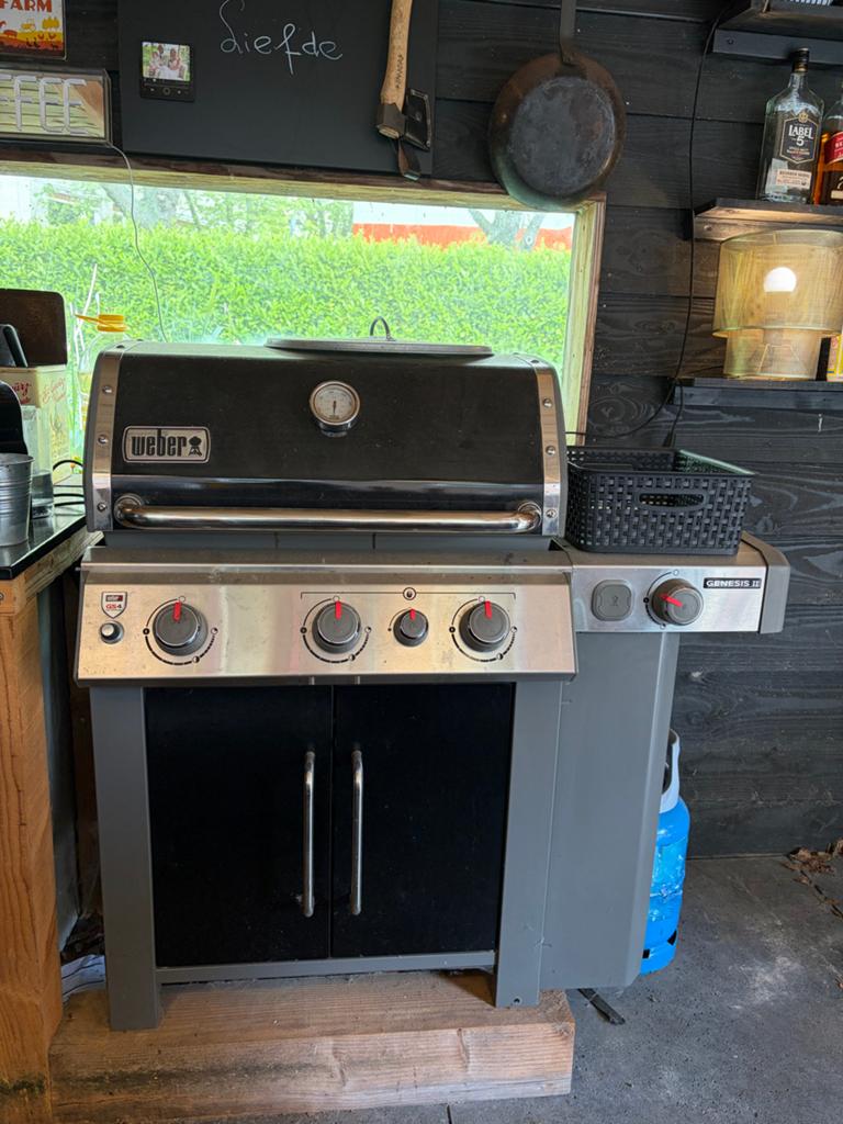 Weber BBQ Genesis 4 op gas - Inbouwmodel (zonder wielen), Tuin en Terras, Gasbarbecues, Ophalen of Verzenden, Gebruikt