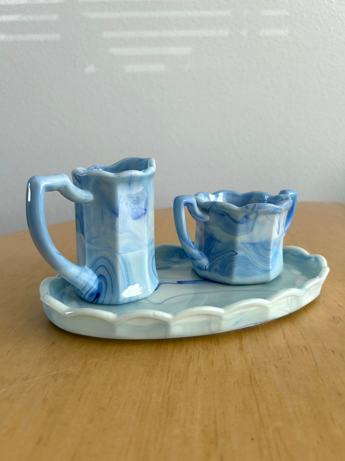 Suiker en melkstel van blauw gemarmerd opaalglas, Ophalen of Verzenden, Gebruikt, Glas, Vintage
