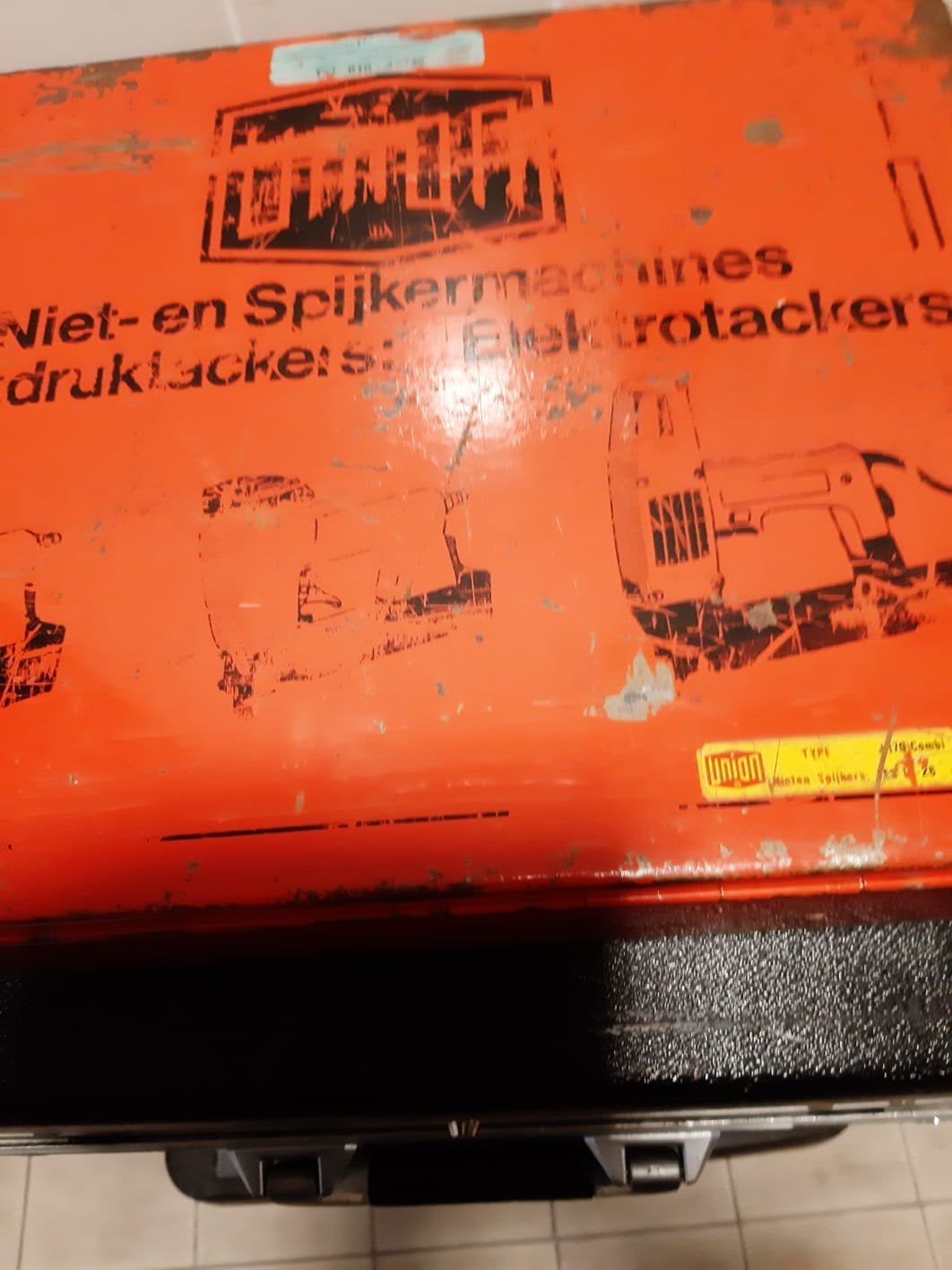 Elektrische nietmachine / tacker in koffer, Ophalen