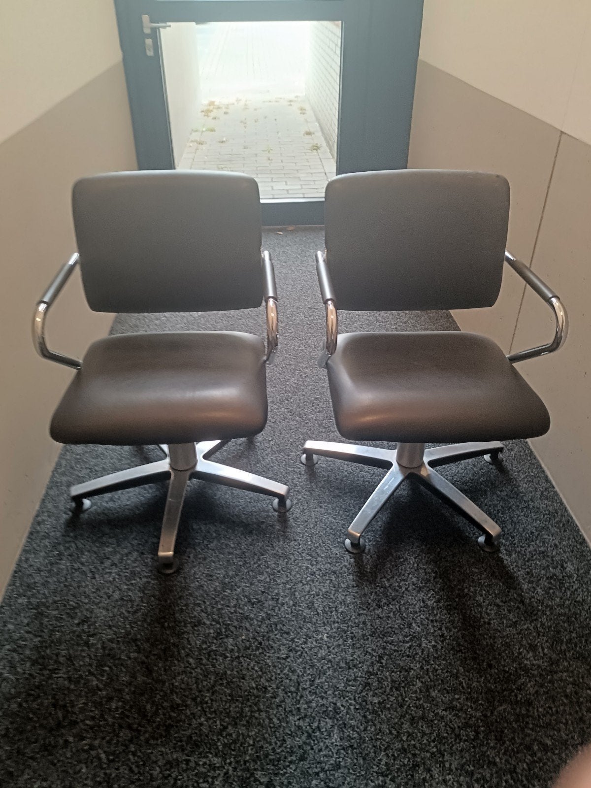 2 kappersstoelen met pomp., Ophalen, Gebruikt