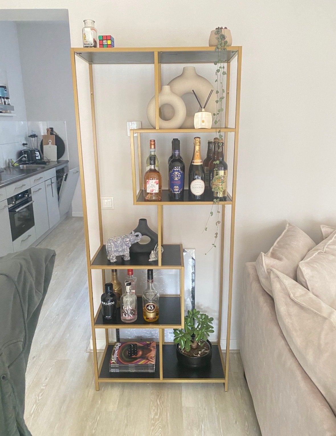 Gouden stalen kast met donkerbruine plankjes - Lichtgewicht, Ophalen, Met plank(en), Gebruikt, 50 tot 100 cm