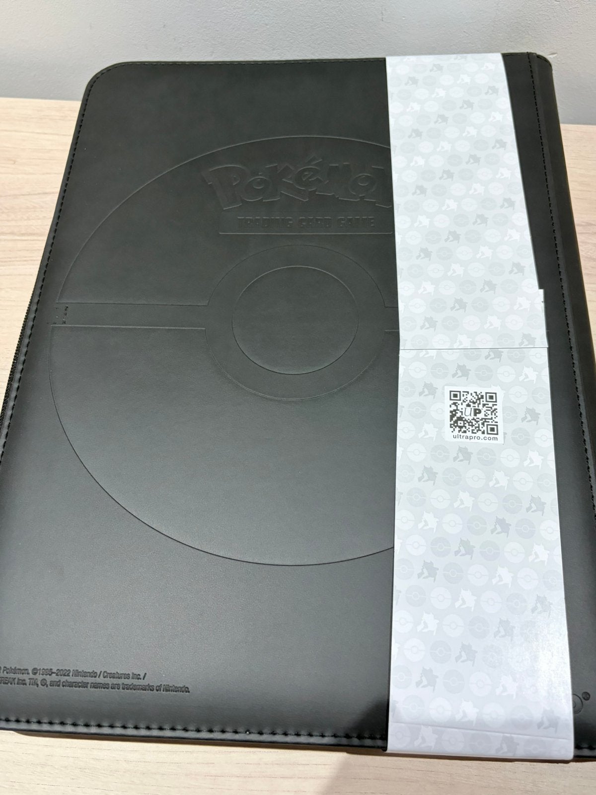 Pokémon Pikachu Gold 9-Pocket Zippered Binder Ultra Pro 360, Ophalen of Verzenden, Zo goed als nieuw, Sleeves of Kaarthoesjes