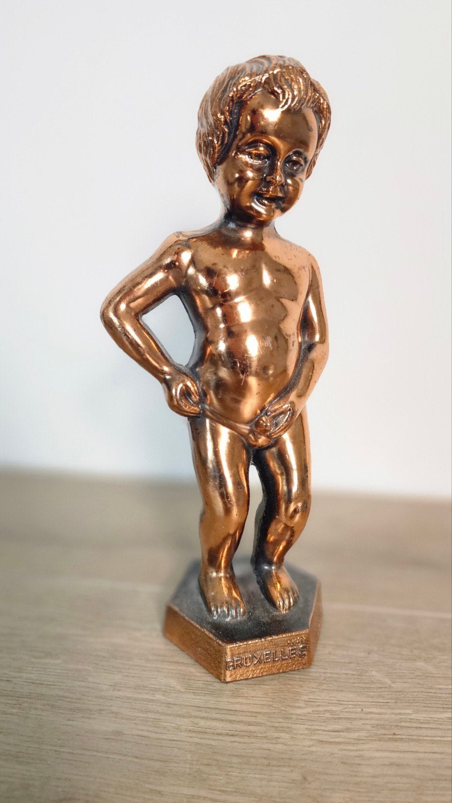 Manneken Pis Beeldje - Bronskleurig, Minder dan 20 cm, Ophalen of Verzenden, Op sokkel, Beeld