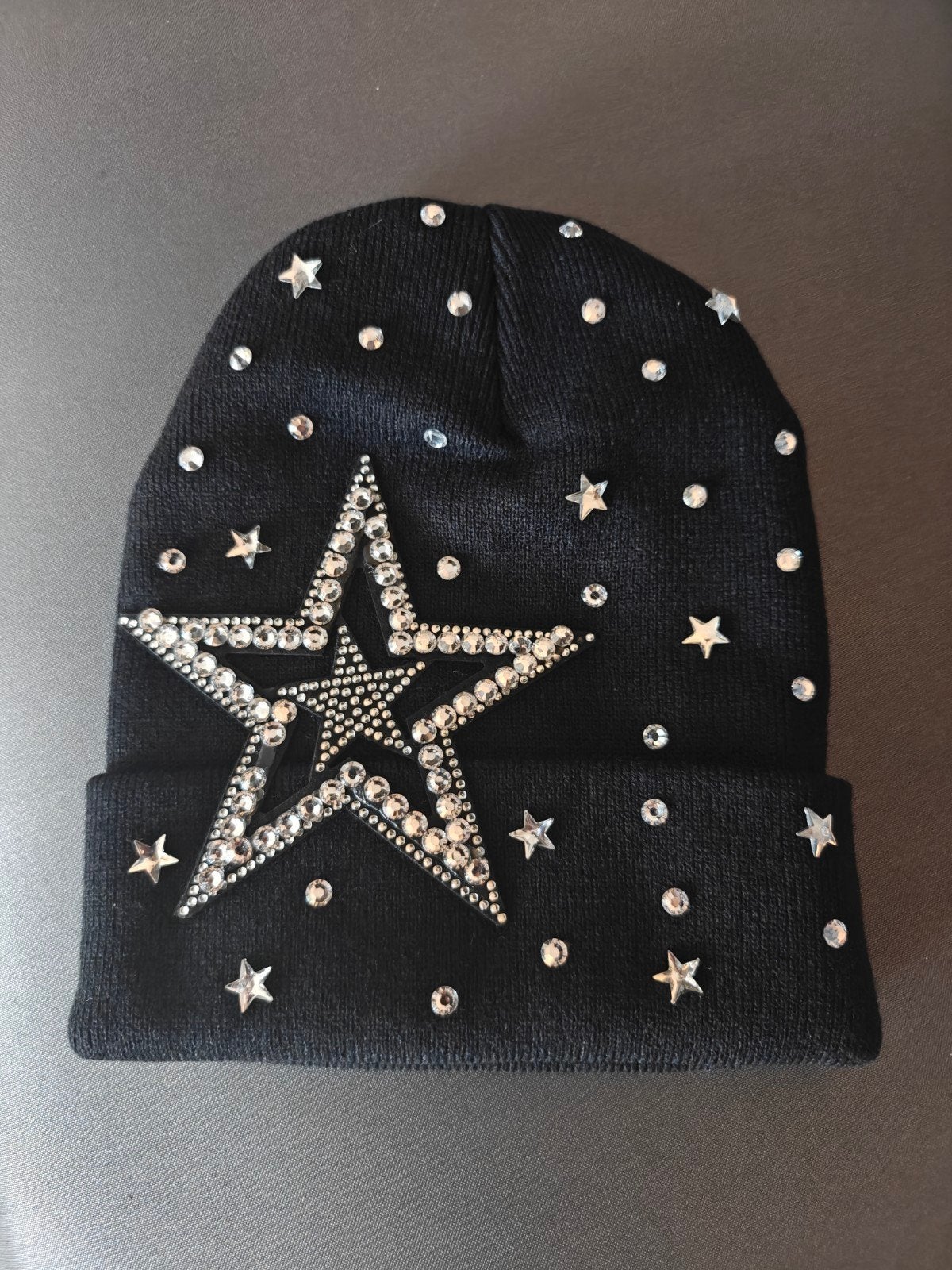 Winter muts met studs, Kleding | Dames, Ophalen of Verzenden, Nieuw, Muts