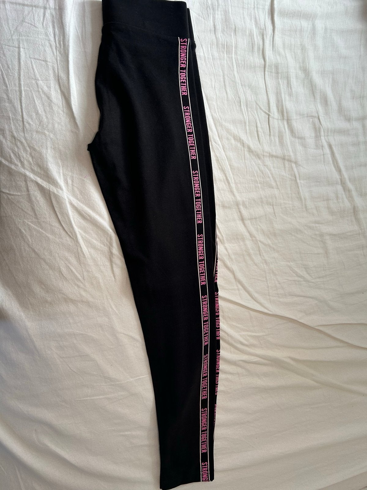 Zwarte legging met roze 'Stronger Together' streep, Zwart, Ophalen of Verzenden, Zo goed als nieuw, Maat 34 (XS) of kleiner
