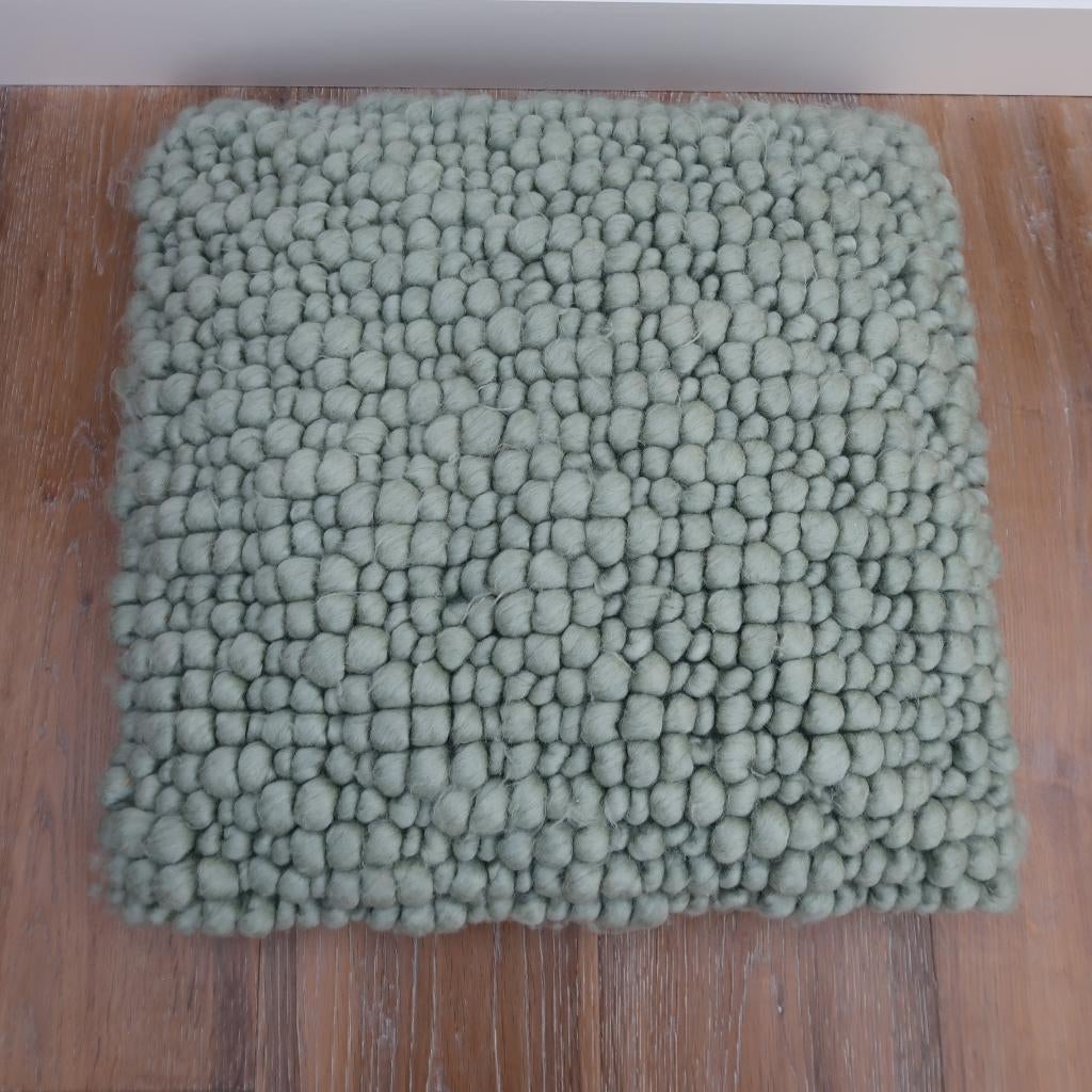 Sierkussen groen met knopen wol merk Urban Nature 45x45 cm, Huis en Inrichting, Ophalen of Verzenden, Gebruikt, Groen, Vierkant