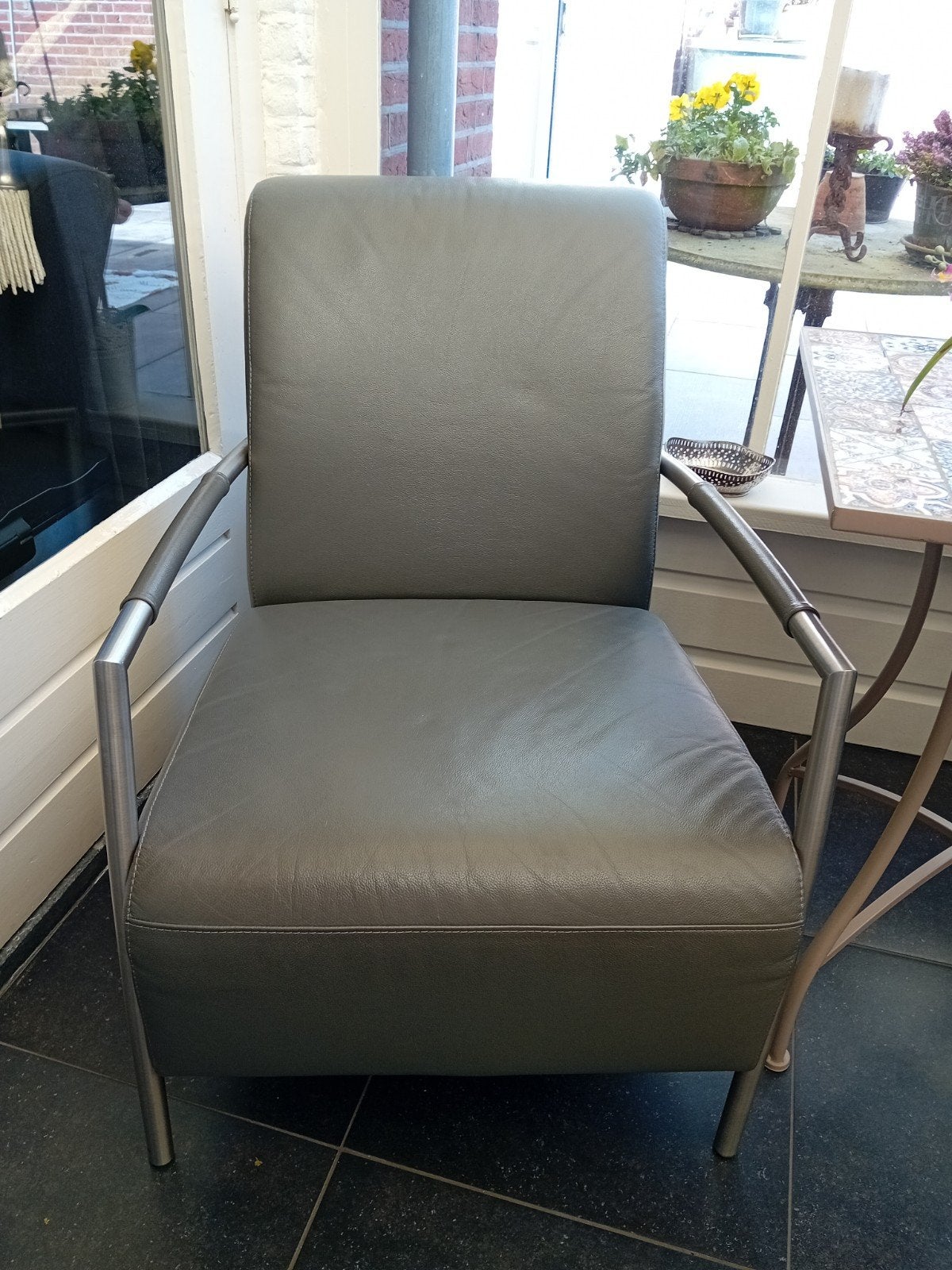 Twee grijze leren fauteuils in keurige staat, Ophalen, Gebruikt, 50 tot 75 cm, Leer