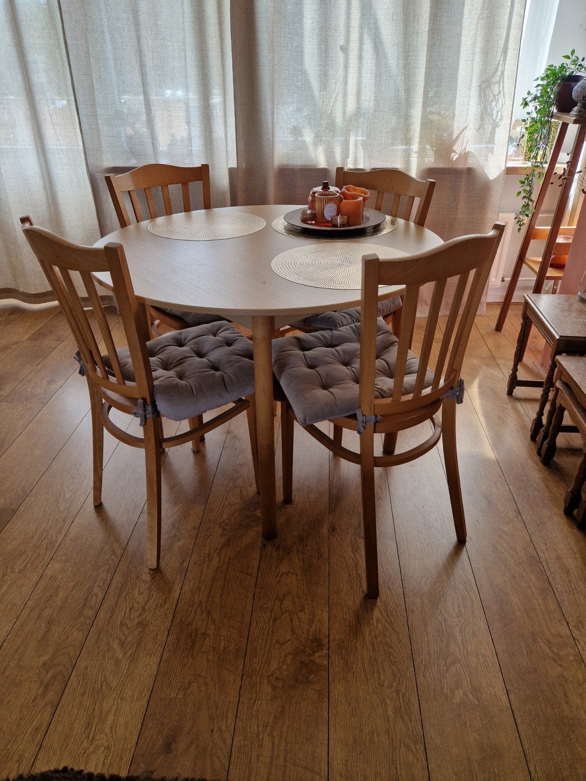 Ronde eettafel met houten stoelen, Huis en Inrichting, Complete eetkamers, Ophalen, Gebruikt, 4 tot 6 stoelen