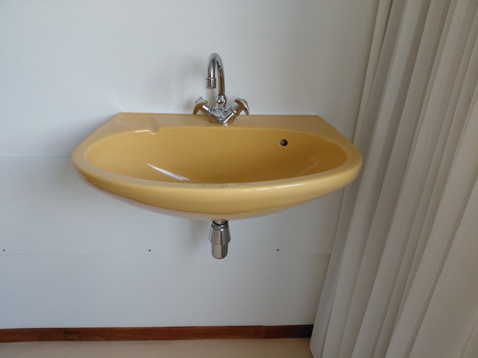 Gele wasbak met kraan, Huis en Inrichting, Badkamer | Badkamermeubels, Ophalen, Gebruikt, 50 tot 100 cm, Minder dan 100 cm