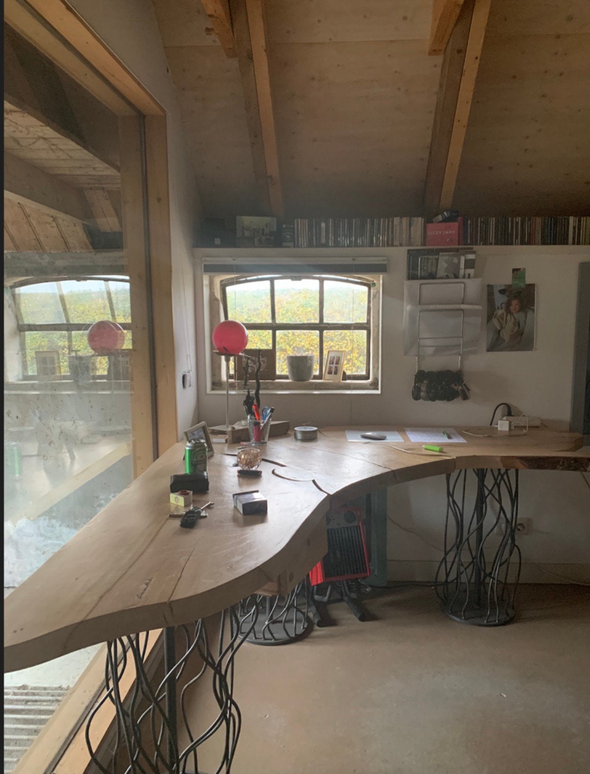 Uniek handgemaakte houten bureau met metalen onderstel, Ophalen, 150 tot 200 cm, Uniek. De hand van de kunstenaar Guus van Riet.