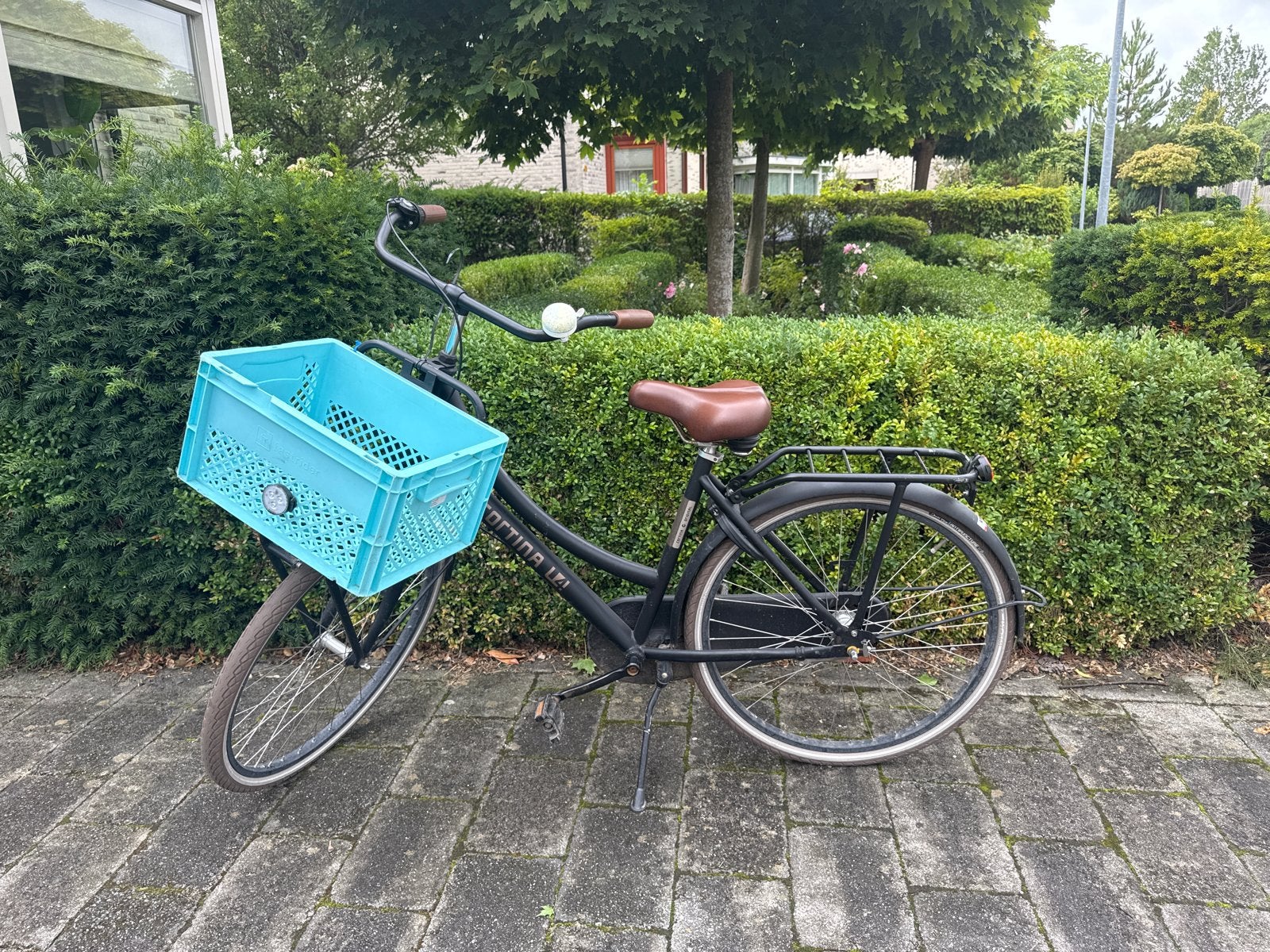 Zwarte Corrina kinderfiets 26inch met krat, Terugtraprem, Gebruikt, Versnellingen, Ophalen